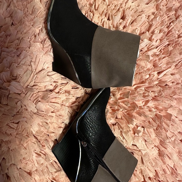 Mark Ankle Boots - Picture 4 of 11